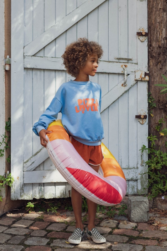 Garçon portant sweat bleu Marlot Paris avec bouée multicolore