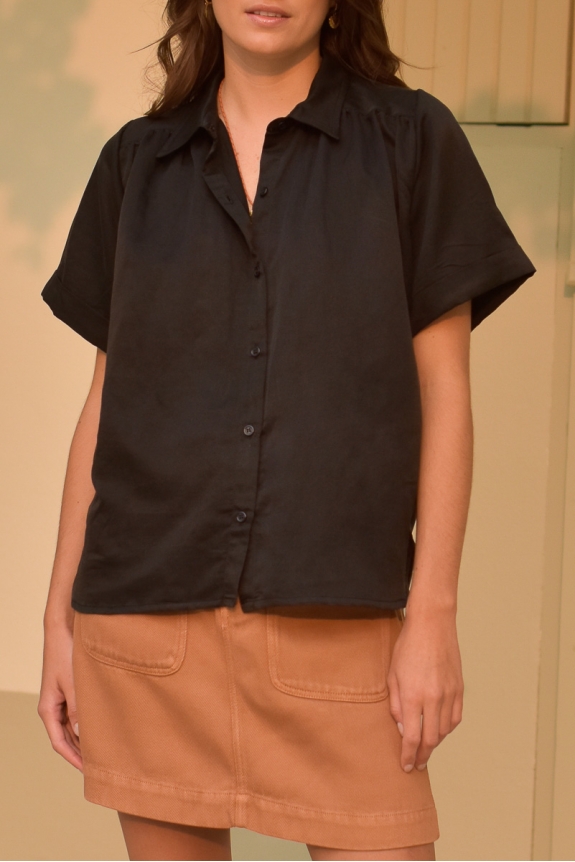 Zoom col et boutons blouse Chloé noire élégante.