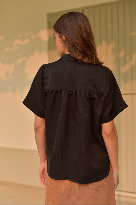 Vue arrière blouse Chloé noire, détail plissé dos.